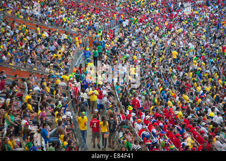 Ventilatori in Inghilterra v Costa Rica la Coppa del Mondo di calcio corrisponde a Estadio Mineirao, Belo Horizonte, Minas Gerais, Brasile Foto Stock