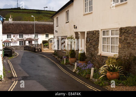 Regno Unito, Inghilterra, Devon, Croyde, dipinto di bianco con tetto di paglia di case di villaggio Foto Stock