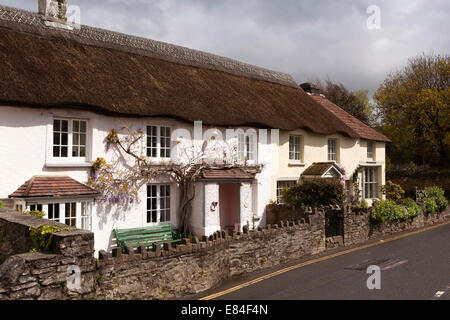 Regno Unito, Inghilterra, Devon, Croyde village, cottage con il tetto di paglia Foto Stock