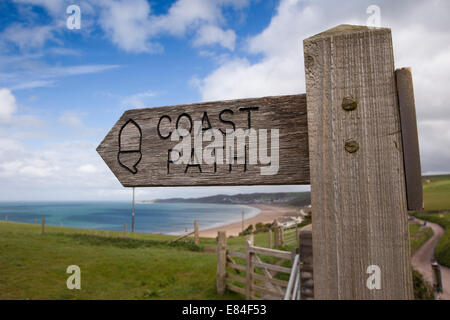 Regno Unito, Inghilterra, Devon, Putsborough, sentiero costiero segno sopra Woolacombe Sands Foto Stock