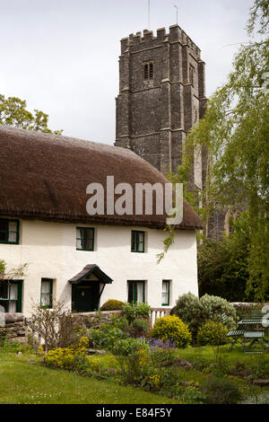 Regno Unito, Inghilterra, Devon, Georgeham, Crowberry Cottage sotto la chiesa di San Giorgio Foto Stock