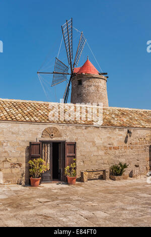 Il mulino a vento e il museo del sale vicino Marsala, Paceco, Trapani, Sicilia, Italia, Europa Foto Stock