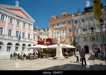 Square nella capitale Kerkyra a Corfù in Grecia Foto Stock