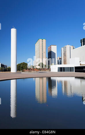 Biblioteca nazionale e grattacieli, Brasilia, del Distretto Federale, Brasile Foto Stock