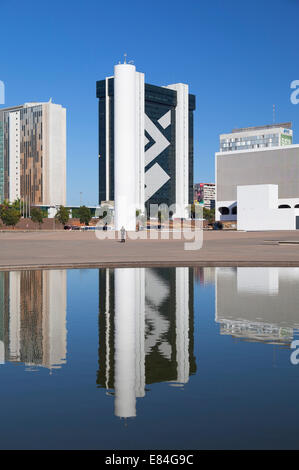 Biblioteca nazionale e grattacieli, Brasilia, del Distretto Federale, Brasile Foto Stock