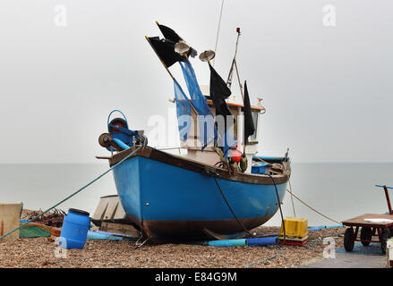 Barca da pesca spiaggiata su un Suffolk spiaggia ghiaiosa Foto Stock