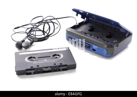 Vecchia cassetta di musica e walkman con gli auricolari Foto Stock