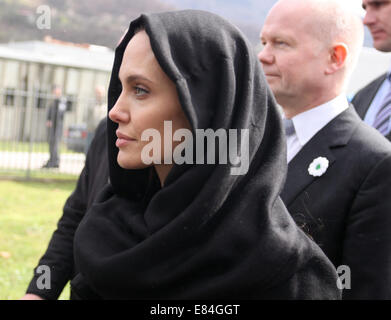 Angelina Jolie e primo segretario di Stato, William Hague Visita il Memorial Center di Potocari. L'attrice, un inviato speciale dell'Alto Commissario delle Nazioni Unite per i rifugiati, si è incontrato con il Sig. Aia presso i suoi uffici a Londra questa mattina prima della coppia è volato in Bosnia ed Erzegovina per una missione umanitaria. Dotato di: Angelina Jolie,Primo Segretario di Stato,William Hague dove: Srenernica, Bosnia e Erzegovina quando: 28 Mar 2014 Foto Stock