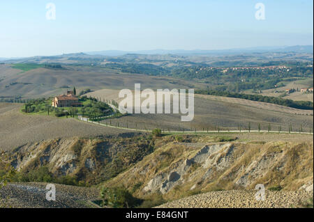 Lonely farm in creta della Toscana in Italia Foto Stock