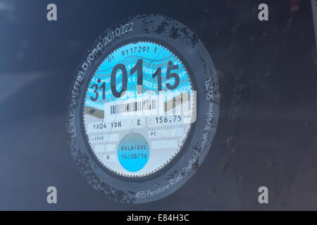 Il disco fiscale, che è stato introdotto per la prima volta nel 1921, cesserà di esistere in forma cartacea dal 1 ottobre con un nuovo sistema elettronico di essere messo al suo posto. Sotto le nuove norme annunciate nella dichiarazione d'autunno dello scorso anno, gli automobilisti avranno ora a registrare la propria auto online per pagare il veicolo Accisa, altrimenti noto come tassa di circolazione. Questo può essere fatto tramite addebito diretto sul conducente e veicolo Agenzia di licenze (DVLA) sito o presso un ufficio postale succursale. Foto Stock