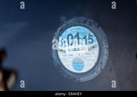 Il disco fiscale, che è stato introdotto per la prima volta nel 1921, cesserà di esistere in forma cartacea dal 1 ottobre con un nuovo sistema elettronico di essere messo al suo posto. Sotto le nuove norme annunciate nella dichiarazione d'autunno dello scorso anno, gli automobilisti avranno ora a registrare la propria auto online per pagare il veicolo Accisa, altrimenti noto come tassa di circolazione. Questo può essere fatto tramite addebito diretto sul conducente e veicolo Agenzia di licenze (DVLA) sito o presso un ufficio postale succursale. Foto Stock