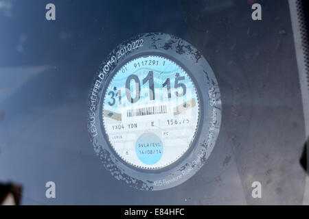 Il disco fiscale, che è stato introdotto per la prima volta nel 1921, cesserà di esistere in forma cartacea dal 1 ottobre con un nuovo sistema elettronico di essere messo al suo posto. Sotto le nuove norme annunciate nella dichiarazione d'autunno dello scorso anno, gli automobilisti avranno ora a registrare la propria auto online per pagare il veicolo Accisa, altrimenti noto come tassa di circolazione. Questo può essere fatto tramite addebito diretto sul conducente e veicolo Agenzia di licenze (DVLA) sito o presso un ufficio postale succursale. Foto Stock