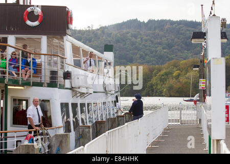 Lago di Windermere Cumbria Regno Unito 30 Settembre 2014 asciugare il buon tempo continua ad attrarre turisti : credito: Gordon Shoosmith/Alamy Live News Foto Stock