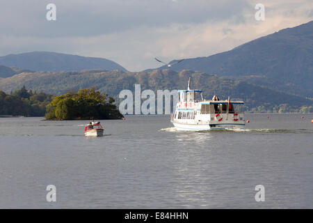 Lago di Windermere Cumbria Regno Unito 30 Settembre 2014 asciugare il buon tempo continua ad attrarre turisti : credito: Gordon Shoosmith/Alamy Live News Foto Stock