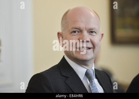 Angelina Jolie accompagnata dal primo segretario di Stato, William Hague a Sarajevo. L'attrice, un inviato speciale dell'Alto Commissario delle Nazioni Unite per i rifugiati, si è incontrato con il Sig. Aia presso i suoi uffici a Londra questa mattina prima della coppia è volato in Bosnia ed Erzegovina per una missione umanitaria. Dotato di: William Hague dove: Sarajevo, Bosnia ed Erzegovina quando: 28 Mar 2014 Foto Stock