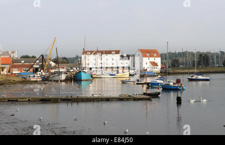 Il Riverside città di Woodbridge sul fiume Deben nel Suffolk con la barca ormeggiata lungo la banchina Foto Stock
