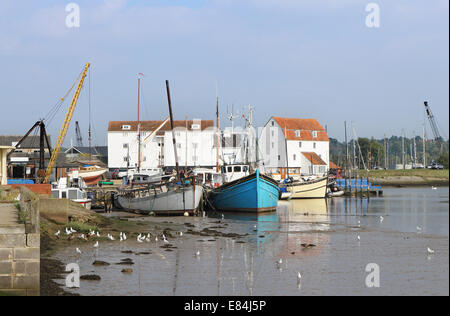 Il Riverside città di Woodbridge sul fiume Deben nel Suffolk con la barca ormeggiata lungo la banchina Foto Stock