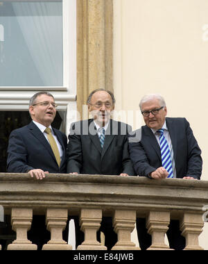 Praga, Repubblica Ceca. Il 30 settembre, 2014. Ministro degli esteri ceco Lubomir Zaoralek (L-R), ex ministro tedesco degli Affari Esteri Hans-Dietrich GENSCHER e attuale Ministro degli Esteri Frank-Walter Steinmeier presso l'ambasciata tedesca a Praga Repubblica Ceca, 30 settembre 2014. La partenza dal paese della RDT embassy i rifugiati 25 anni fa è commemorato con una cerimonia. Genscher come il Ministro degli esteri tedesco ha annunciato il 30 settembre 1989 che i rifugiati avrebbero consentito uscire visti. Foto: ARNO BURGI/DPA/Alamy Live News Foto Stock