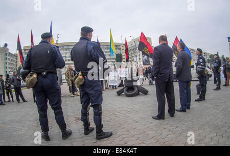 L'Ucraina. 30 Settembre, 2014. I funzionari di polizia a guardare il rally. -- Vicino all'ingresso della CEC ha protestato nazionalisti ucraini nell'ultimo giorno di registrazione dei candidati per i deputati della Verkhovna Rada di Ucraina Ukranskih nazionalisti del Congresso ha inviato alla Commissione elettorale centrale di documenti per 101 candidati per i deputati, registrati solo 4 persone. I manifestanti hanno portato con loro gli pneumatici per auto come un simbolo del popolo della mia ira. Tuttavia, i pneumatici sono stati la decorazione solo un piccolo rally. Credito: Igor Golovnov/Alamy Live News Foto Stock