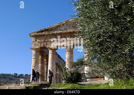 Gli antichi greci dorico Ellenica le rovine del tempio di Segesta fondata da Enea degli Elimi. Date da 426 BC Foto Stock