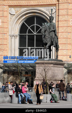 Hannover, Germania, Ernst-August-monumento di fronte alla principale stazione ferroviaria Foto Stock