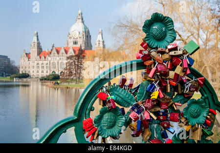 Hannover, Germania, amore si blocca su un ponte in Maschpark Foto Stock