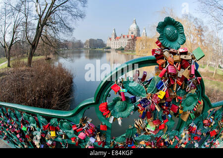 Hannover, Germania, amore si blocca su un ponte in Maschpark Foto Stock