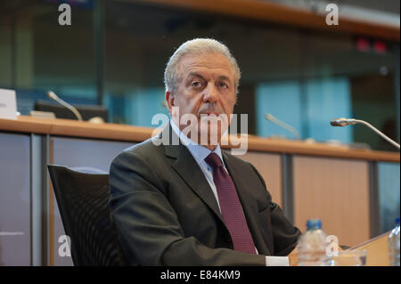 Bruxelles, Belgio. 30 settembre 2014. Il Commissario europeo per gli interni Dimitris Avrampopoulos interviene durante un'audizione al Parlamento europeo a Bruxelles, in Belgio, il 30 settembre 2014. Avramopoulos ha affermato che è necessario che davanti ai parlamentari europei siano chiare norme in materia di asilo, misure contro l'immigrazione clandestina e i trafficanti, nonché maggiori possibilità per gli immigrati legali. Foto: FKPH/dpa/Alamy Live News Foto Stock