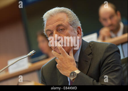 Bruxelles, Belgio. 30 settembre 2014. Il Commissario europeo per gli interni Dimitris Avrampopoulos interviene durante un'audizione al Parlamento europeo a Bruxelles, in Belgio, il 30 settembre 2014. Avramopoulos ha affermato che è necessario che davanti ai parlamentari europei siano chiare norme in materia di asilo, misure contro l'immigrazione clandestina e i trafficanti, nonché maggiori possibilità per gli immigrati legali. Foto: FKPH/dpa/Alamy Live News Foto Stock