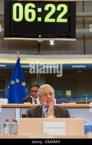 Bruxelles, Belgio. 30 settembre 2014. Il Commissario europeo per gli interni Dimitris Avrampopoulos interviene durante un'audizione al Parlamento europeo a Bruxelles, in Belgio, il 30 settembre 2014. Avramopoulos ha affermato che è necessario che davanti ai parlamentari europei siano chiare norme in materia di asilo, misure contro l'immigrazione clandestina e i trafficanti, nonché maggiori possibilità per gli immigrati legali. Foto: FKPH/dpa/Alamy Live News Foto Stock