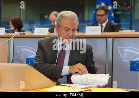 Bruxelles, Belgio. 30 settembre 2014. Il Commissario europeo per gli interni Dimitris Avrampopoulos interviene durante un'audizione al Parlamento europeo a Bruxelles, in Belgio, il 30 settembre 2014. Avramopoulos ha affermato che è necessario che davanti ai parlamentari europei siano chiare norme in materia di asilo, misure contro l'immigrazione clandestina e i trafficanti, nonché maggiori possibilità per gli immigrati legali. Foto: FKPH/dpa/Alamy Live News Foto Stock