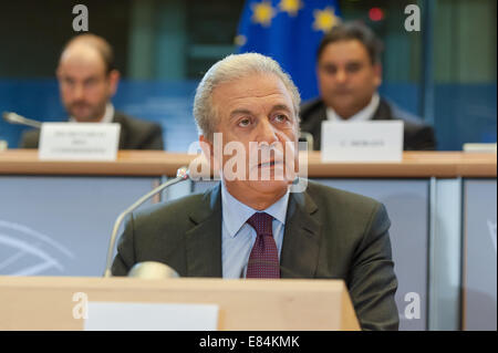 Bruxelles, Belgio. 30 settembre 2014. Il Commissario europeo per gli interni Dimitris Avrampopoulos interviene durante un'audizione al Parlamento europeo a Bruxelles, in Belgio, il 30 settembre 2014. Avramopoulos ha affermato che è necessario che davanti ai parlamentari europei siano chiare norme in materia di asilo, misure contro l'immigrazione clandestina e i trafficanti, nonché maggiori possibilità per gli immigrati legali. Foto: FKPH/dpa/Alamy Live News Foto Stock