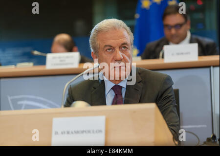 Bruxelles, Belgio. 30 settembre 2014. Il Commissario europeo per gli interni Dimitris Avrampopoulos interviene durante un'audizione al Parlamento europeo a Bruxelles, in Belgio, il 30 settembre 2014. Avramopoulos ha affermato che è necessario che davanti ai parlamentari europei siano chiare norme in materia di asilo, misure contro l'immigrazione clandestina e i trafficanti, nonché maggiori possibilità per gli immigrati legali. Foto: FKPH/dpa/Alamy Live News Foto Stock