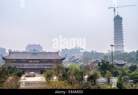 Grigio mattina cieli di Chua Bai Dinh Pagoda buddista di edifici Foto Stock