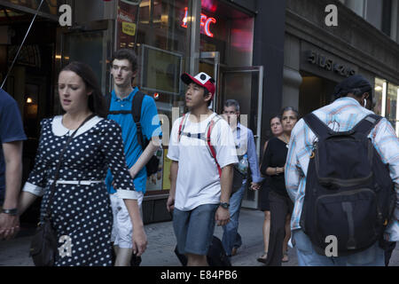 La gente a piedi lungo E. 42nd St.a Manhattan NYC. Foto Stock