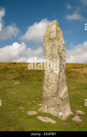 Pietra lunga su Dartmoor, circa 700 metri a sud-ovest della roccia Kestor Foto Stock