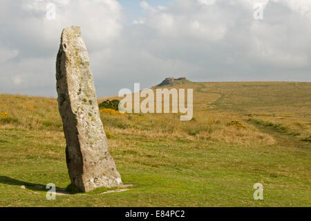 Pietra lunga su Dartmoor, circa 700 metri a sud-ovest della roccia Kestor sulla collina distante Foto Stock