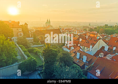 La città di Praga dello Skyline di mattina, la vista della città minore o piccolo quartiere dalle mura del Castello di Praga. Foto Stock