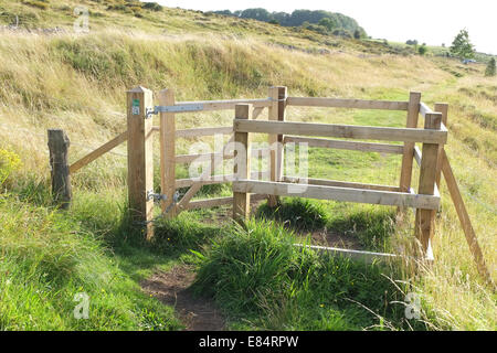 Tradizionale in legno in stile con gating in Mendip Hills vicino Certosa, Somerset, Inghilterra, Regno Unito GB Foto Stock