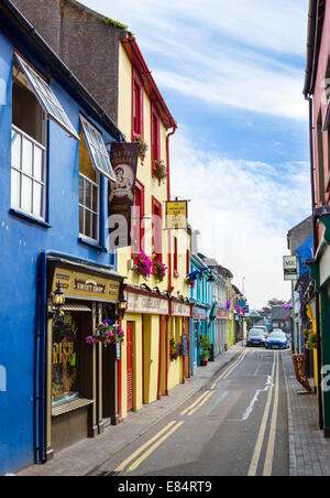 I negozi e i bar sulla corsia di Mercato nel centro della città, Kinsale, County Cork, Repubblica di Irlanda Foto Stock