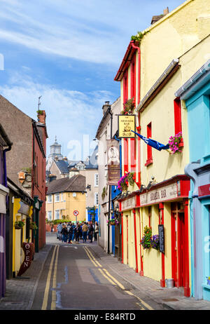 I negozi e i bar sulla corsia di Mercato nel centro della città, Kinsale, County Cork, Repubblica di Irlanda Foto Stock