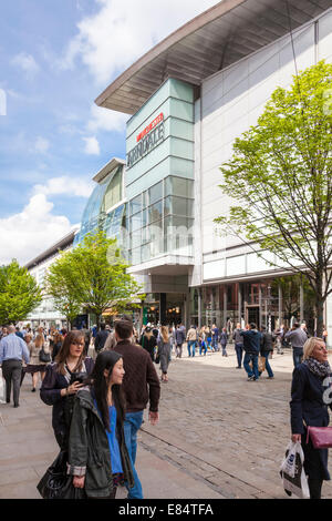 Le persone al di fuori del centro commerciale Arndale a Manchester in Inghilterra, Regno Unito Foto Stock