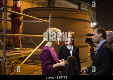 Nicola lo storione sull indipendenza scozzese referendum Campaign Trail a Steel Engineering, Glasgow, Scozia. Foto Stock