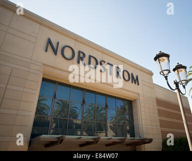 Sett. 10, 2014 - Newport Beach, California, Stati Uniti - High-end basato su Seattle rivenditore di moda, Nordstrom, con circa 270 negozi su tutto il territorio nazionale, è iniziato come una scarpa rivenditore prima offerta esclusiva per uomini e per donne usura. Nordtrom è società per azioni quotata al New York Stock Exchange sotto il segno di trading, JWN. Fashion Island in Newport Beach offre una completa gamma di prodotti di qualità ai dettaglianti compresi Blommingdales, Neiman Marcus, Saks Fifth Avenue, Macy's e molti altri. (Credito Immagine: © David Bro/ZUMA filo) Foto Stock