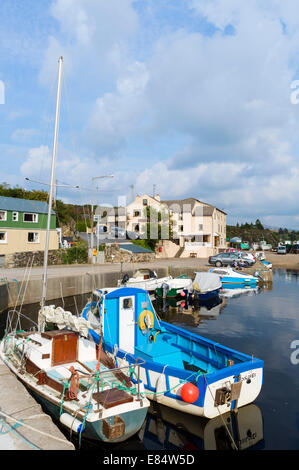 Il piccolo e pittoresco porto di Bunbeg con Bunbeg House hotel dietro, Gweedore, County Donegal, Repubblica di Irlanda Foto Stock