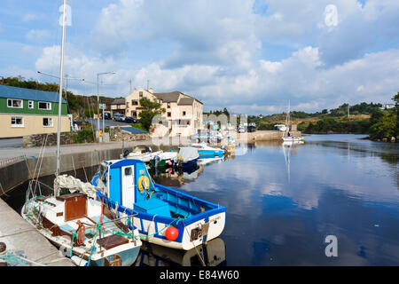 Il piccolo e pittoresco porto di Bunbeg con Bunbeg House hotel dietro, Gweedore, County Donegal, Repubblica di Irlanda Foto Stock