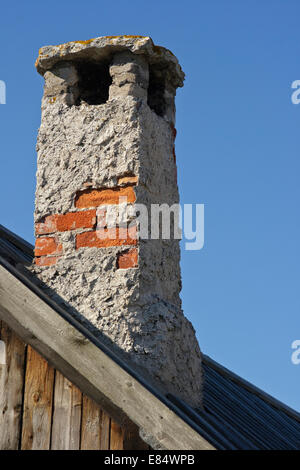 Il vecchio camino su ahouse nel villaggio di pescatori Helgumannen vicino Langhammars su Fårö, Gotland, Svezia e Scandinavia Foto Stock