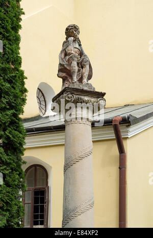 La scultura Compianto del Cristo vicino a Pietro e Paolo nella cattedrale di Podilsky Kamyanets. In memoria di devastazione del cimitero cattolico Foto Stock