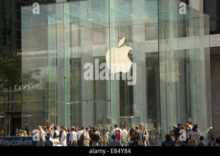 Il famoso cubo di vetro Apple Store sulla Quinta Avenue vicino a Central Park di New York City Foto Stock