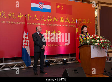 Zagabria, Croazia. Il 30 settembre, 2014. Ambasciatore cinese in Croazia Deng Ying (R) parla durante un ricevimento a Zagabria, la capitale della Croazia, Sett. 30, 2014. Ambasciata cinese in Croazia ha organizzato un ricevimento il martedì per festeggiare il sessantacinquesimo anniversario della fondazione della Repubblica popolare cinese. Credito: Miso Lisanin/Xinhua/Alamy Live News Foto Stock